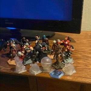 Random mystery box of 2-3 Disney infinity items